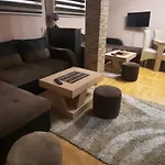 Apartman, Preko Puta Mone