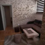 Apartman, Preko Puta Mone