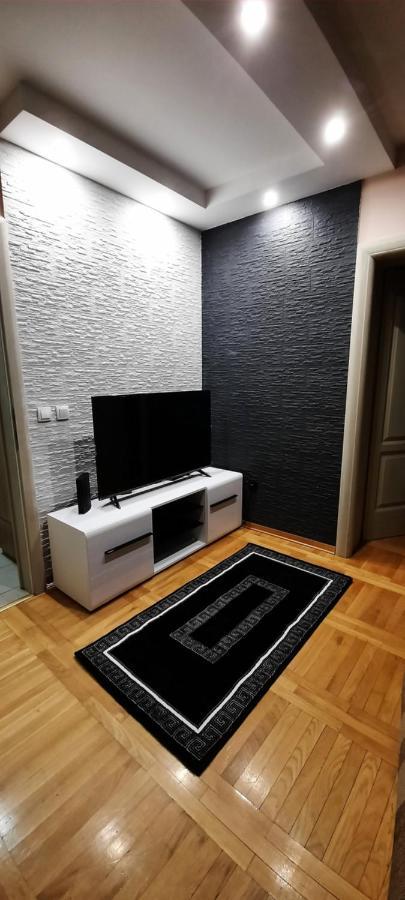 Apartman, Preko Puta Mone