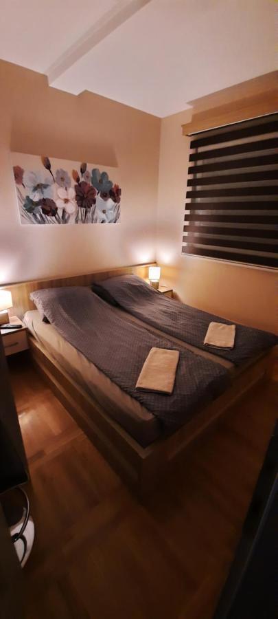 Apartman, Preko Puta Mone