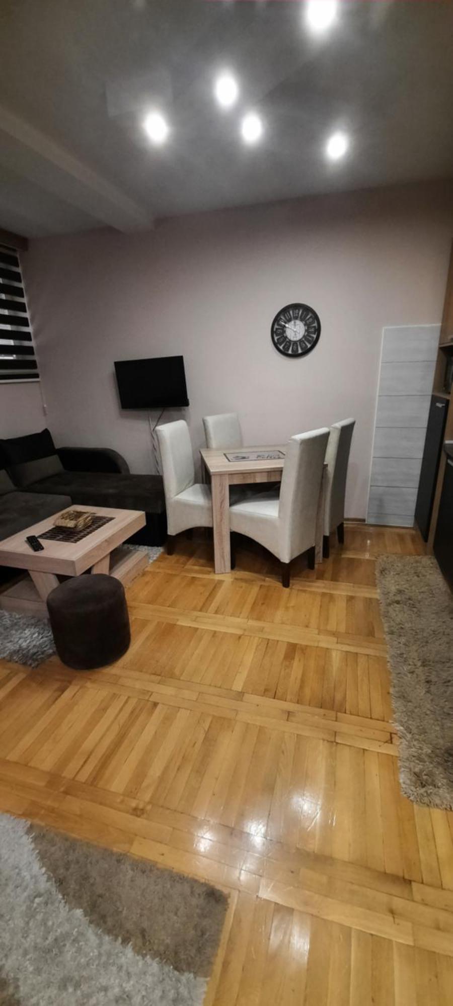 Apartman, Preko Puta Mone