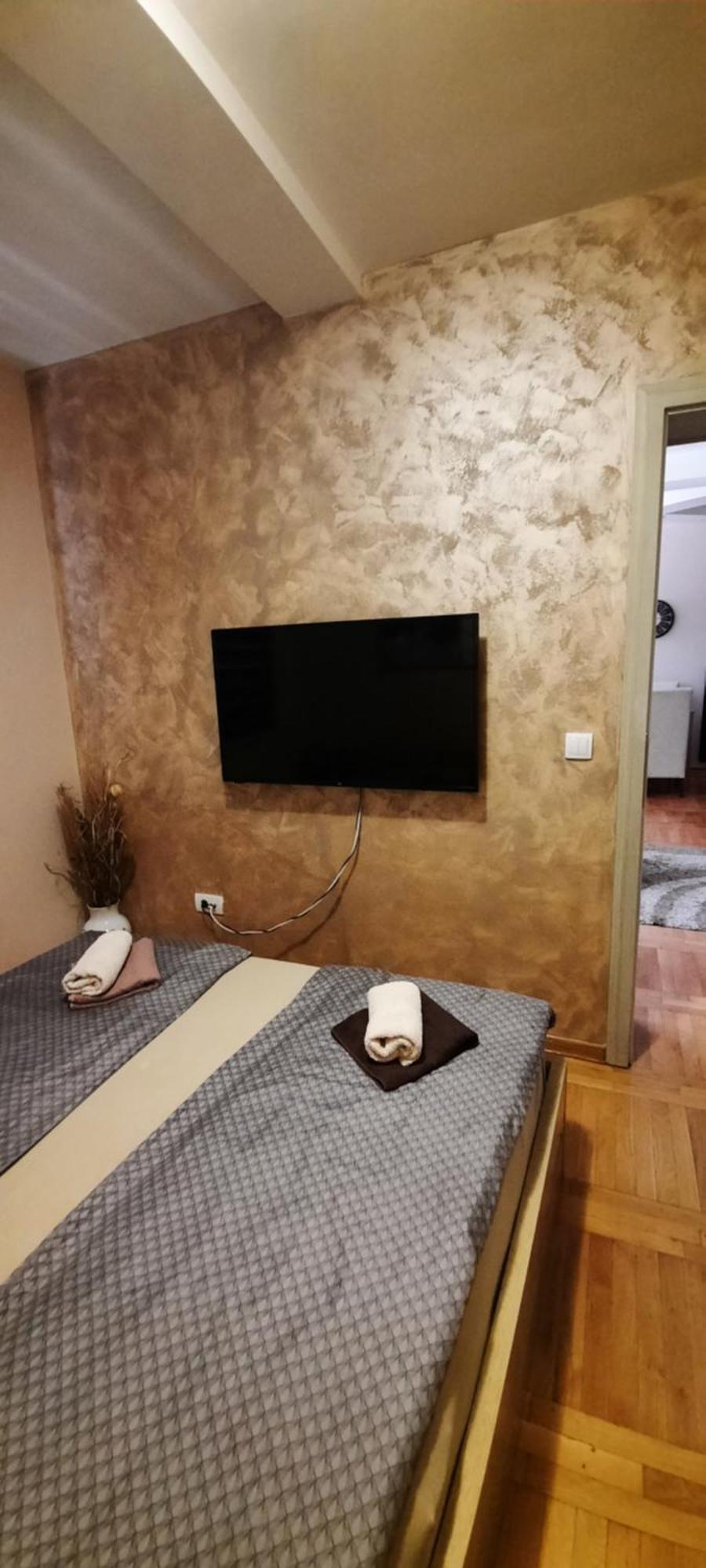 Apartman, Preko Puta Mone *